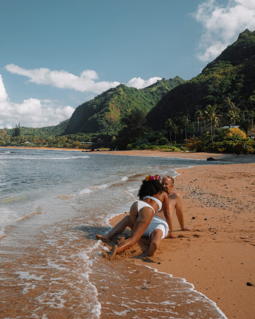 Brett & Zee cozy up on Tunnels Beach Kauai