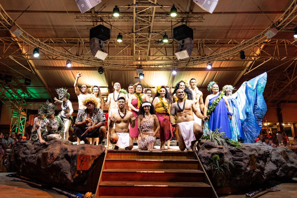 Kalamaku cast on stage at the end of their Laua performance